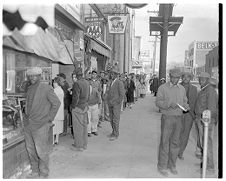 License shoppers line up