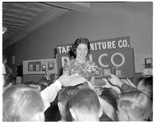 Miss America gives autographs