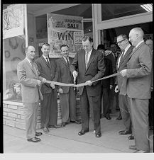 Ribbon cutting with mayor 