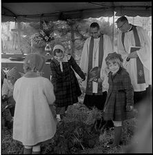 Children at ground breaking