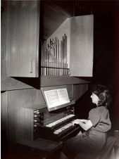 Organ player